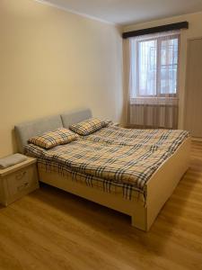 萨克德佐尔镇Tsaghkadzor Villa的一间卧室设有一张床和一个窗口