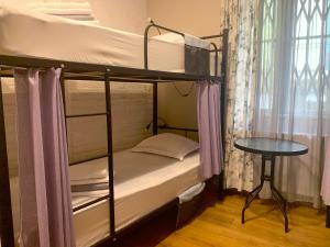 巴统Hostel 47的一间卧室设有两张双层床和一张桌子