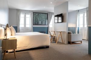 利马Casa Republica Barranco Boutique Hotel的卧室配有白色的床和椅子