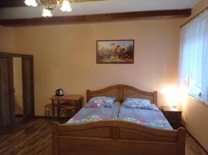 莱希纳POLANA的卧室配有一张床,墙上挂有绘画作品