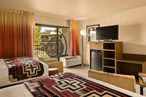 塞多纳塞多纳阿拉贝拉酒店的酒店客房,配有床和电视