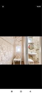莫诺波利B&B Oceano的一间带水槽和镜子的浴室