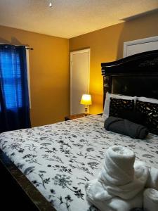 #2BR Cozy Villa - Mins to Historic STM Amusement Park!客房内的一张或多张床位