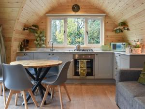 CrowhurstLakeview Lodge- Uk40692的小屋内的厨房配有桌椅