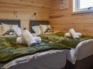CrowhurstLakeview Lodge- Uk40692的小木屋内的两张床,配有枕头