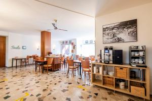 卢加诺艾特兰蒂科酒店的一间带桌椅的用餐室