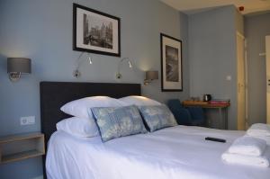 阿姆斯特丹弗里斯科酒店的一间卧室配有带白色床单和枕头的床。