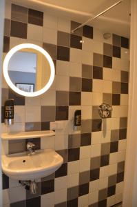 阿姆斯特丹弗里斯科酒店的一间带水槽和镜子的浴室