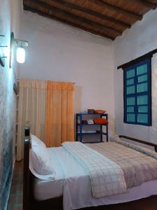 PampatarLa Casa del Mango的一间卧室设有一张床和一个窗口