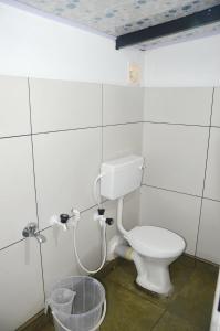 瓦亚纳德Misty Ghats Resort的一间带卫生间和桶的浴室
