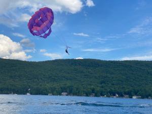 乔治湖Depe Dene Lakeside Resort的风筝在水体上飞行的人