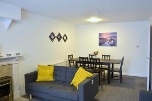 莱斯特Lindrick Villa- 3BD Bunglow , Free parking- Long stays的客厅配有蓝色的沙发和桌子
