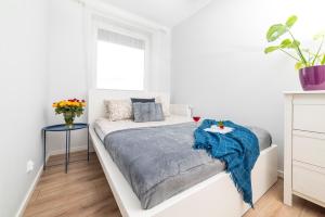 比得哥什Apartament Graniczna 6B的白色的卧室设有床和窗户