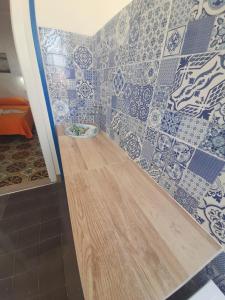 弗卡诺Vulcano: La Porta Delle Eolie的浴室的墙壁上铺有蓝色和白色的瓷砖。