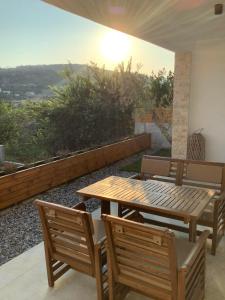 乌尔齐尼Villa Cellesina的观景阳台配有一张木桌和椅子。