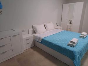 卡瓦尔纳ATEA APARTMENT KAVARNA的一间白色的小卧室,配有床和梳妆台