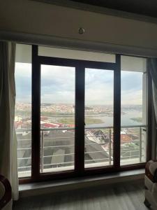 伊斯坦布尔Golden horn view apartment的享有机场景致的窗户