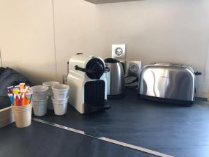 弗雷瑞斯Azur的厨房柜台配有烤面包机和杯子