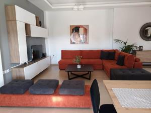 阿德里安诺斯坎波斯Villa Emily Rethymno的客厅配有橙色沙发和电视