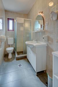 科托尔加利亚酒店的一间带水槽、卫生间和淋浴的浴室