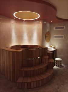 昂热Hôtel D'Anjou的一个带大浴缸的健身中心