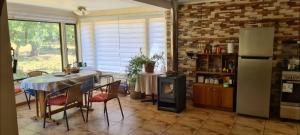 瓦尔迪维亚Casa Selva的厨房配有桌椅和冰箱。