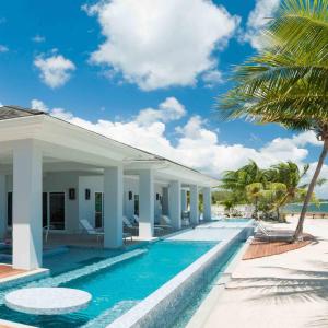 浮木村Luxury Cayman Villas的别墅前的游泳池