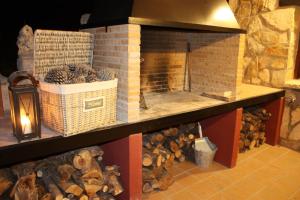 乌娜Casa el Escalerón的架子上砖砌的壁炉,上面有篮子和木柴