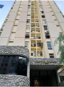 戈亚尼亚Apartamento Aconchegante SETOR OESTE的一栋高高的公寓大楼,拥有石制外观