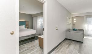 汉普顿汉普顿万怡酒店的一间酒店客房 - 带一张床和一间浴室