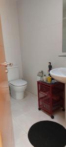 圣克鲁斯-德特内里费Cozy room near Las Teresitas beach的一间带卫生间和水槽的浴室