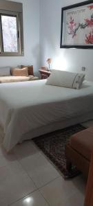 圣克鲁斯-德特内里费Cozy room near Las Teresitas beach的窗户客房内的一张大白色床