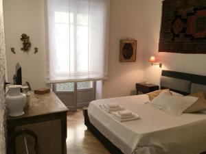 罗马Foscari Holiday House的一间小卧室,配有床和窗户