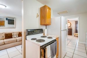 圣安东尼奥Cozy and Convenient San Antonio Home 5 Mi to Dtwn!的厨房配有炉灶和冰箱。