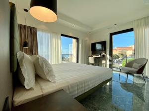 切法卢Salemare Rooms & Suites的一间卧室设有一张床和一个大窗户
