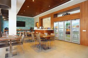 卡萨布兰卡Luxury Apartment at Corniche , Seaview Close Beach的一间带桌椅的餐厅和一间酒吧