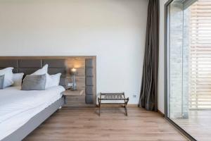 卡萨布兰卡Luxury Apartment at Corniche , Seaview Close Beach的卧室设有一张白色大床和一扇窗户。