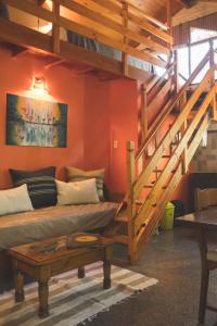 特雷利乌蜂鸟自然小屋住宿加早餐旅馆的带沙发和楼梯的客厅