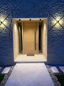 乌尔齐尼Villa Cellesina的一座带蓝色墙壁的房子的前门