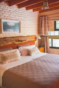 特雷利乌蜂鸟自然小屋住宿加早餐旅馆的一间卧室,卧室内配有一张大床