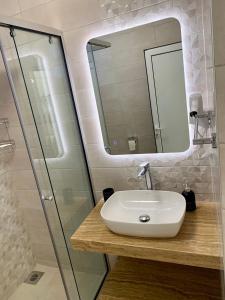乌尔齐尼Villa Cellesina的一间带水槽和镜子的浴室