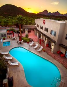 塞多纳塞多纳阿拉贝拉酒店的日落时酒店游泳池的景色