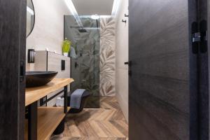 斯普利特West Coast Deluxe Rooms - Vacation Rental的一间带水槽和镜子的浴室