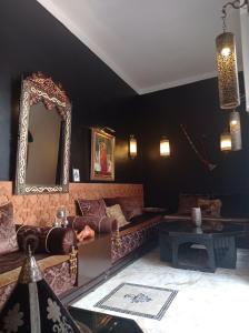 塞拉Riad Dar Badiaa的带沙发和镜子的客厅