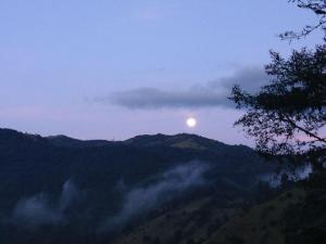 明多Finca Petrona的太阳从山上升起