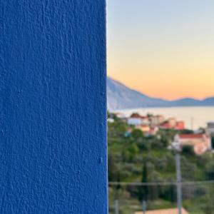 阿索斯Assos BLUE house的蓝墙,背面有日落