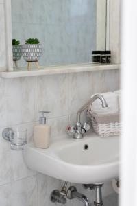 克里希阿克提Seample studios的浴室设有白色水槽和镜子