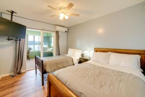 克利尔莱克Clearlake Vacation Rental with Nearby Lake Access!的一间卧室配有两张床和吊扇