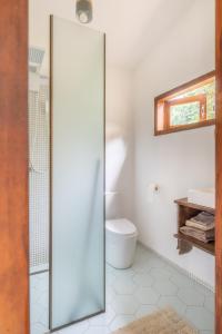 大塞拉Casa do Jardim的一间带卫生间和玻璃淋浴间的浴室