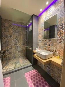 阿加迪尔Marina Agadir - Luxury Pool view apartment 2Bdr的一间带水槽和镜子的浴室